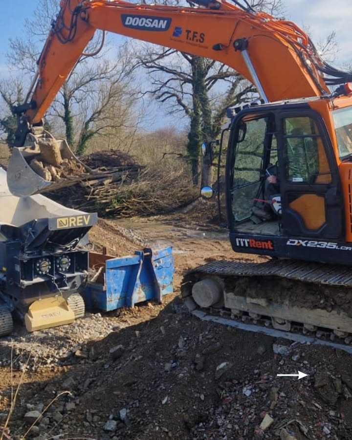 Sur chaque chantier, les déchets de démolition peuvent vite surcharger le terrain. Pour ce chantier,…